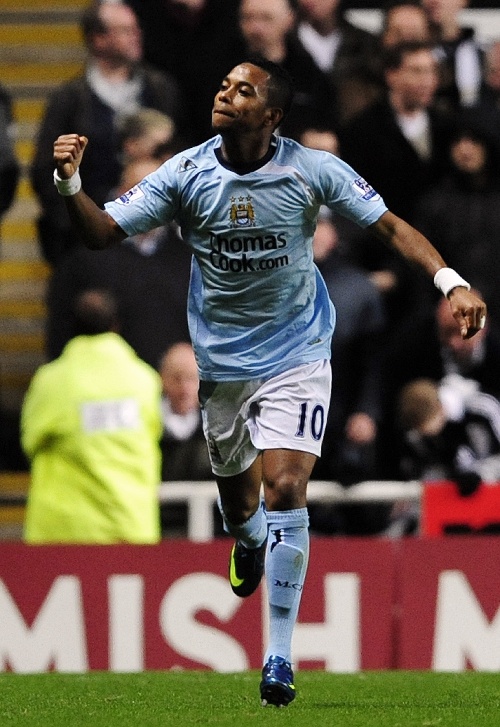 辽宁男篮连续两轮不敌广州龙狮，战绩止步杯赛，阵容调整和外援表现引发争议。（辽宁男篮两负广州龙狮止步杯赛，阵容变动与外援发挥成争议焦点）