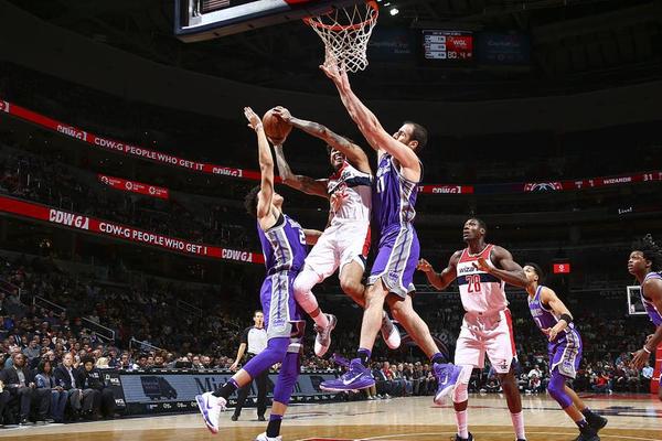 记者守候利物浦基地等待萨拉赫，斯洛特或派其出战国米（记者蹲守利物浦基地等萨拉赫，斯洛特或将让其出战国米）