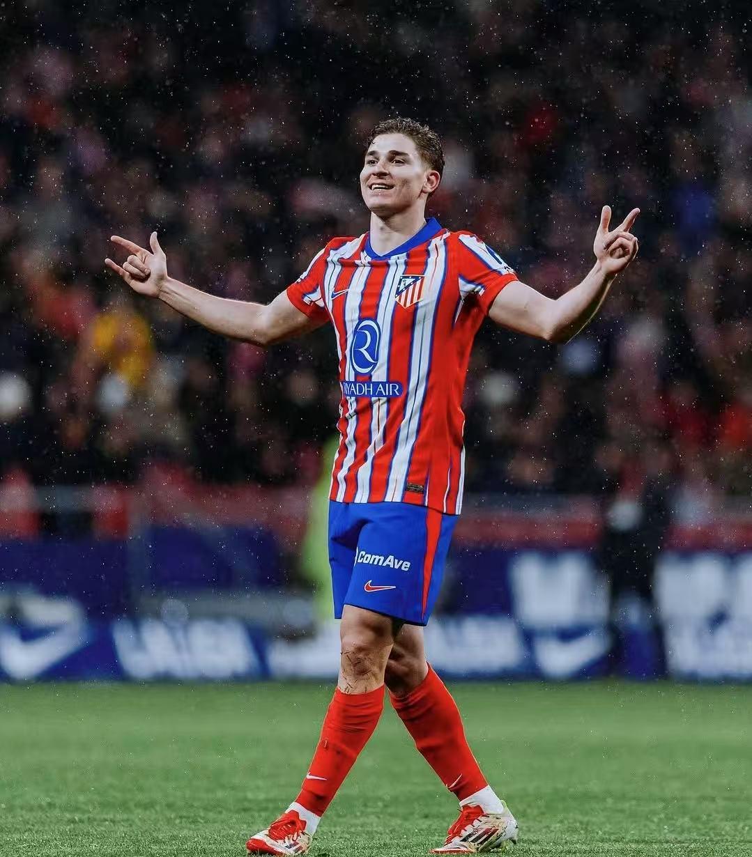 国安刚拿到足协杯冠军，就要给新帅准备三份引援大礼，值得期待（国安捧起足协杯，新帅将获三重引援厚礼，拭目以待）