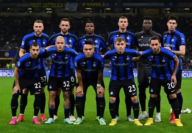 拉菲尼亚无缘最佳阵容，妻子社媒质疑：难道他是篮球运动员？（拉菲尼亚落选最佳阵容，妻子社媒发问：他是打篮球的吗？）