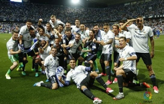 致敬蓝军传奇，库库雷利亚度假时身穿德罗巴球衣（库库雷利亚度假穿德罗巴战袍，向蓝军传奇致敬）