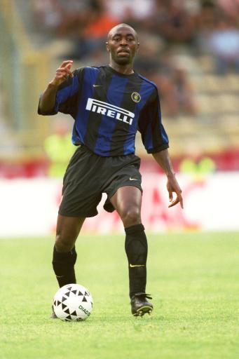 巴塞罗那与皇家贝蒂斯的西甲对决：谁将笑到最后？（西甲之战：巴塞罗那 vs 皇家贝蒂斯，鹿死谁手？）