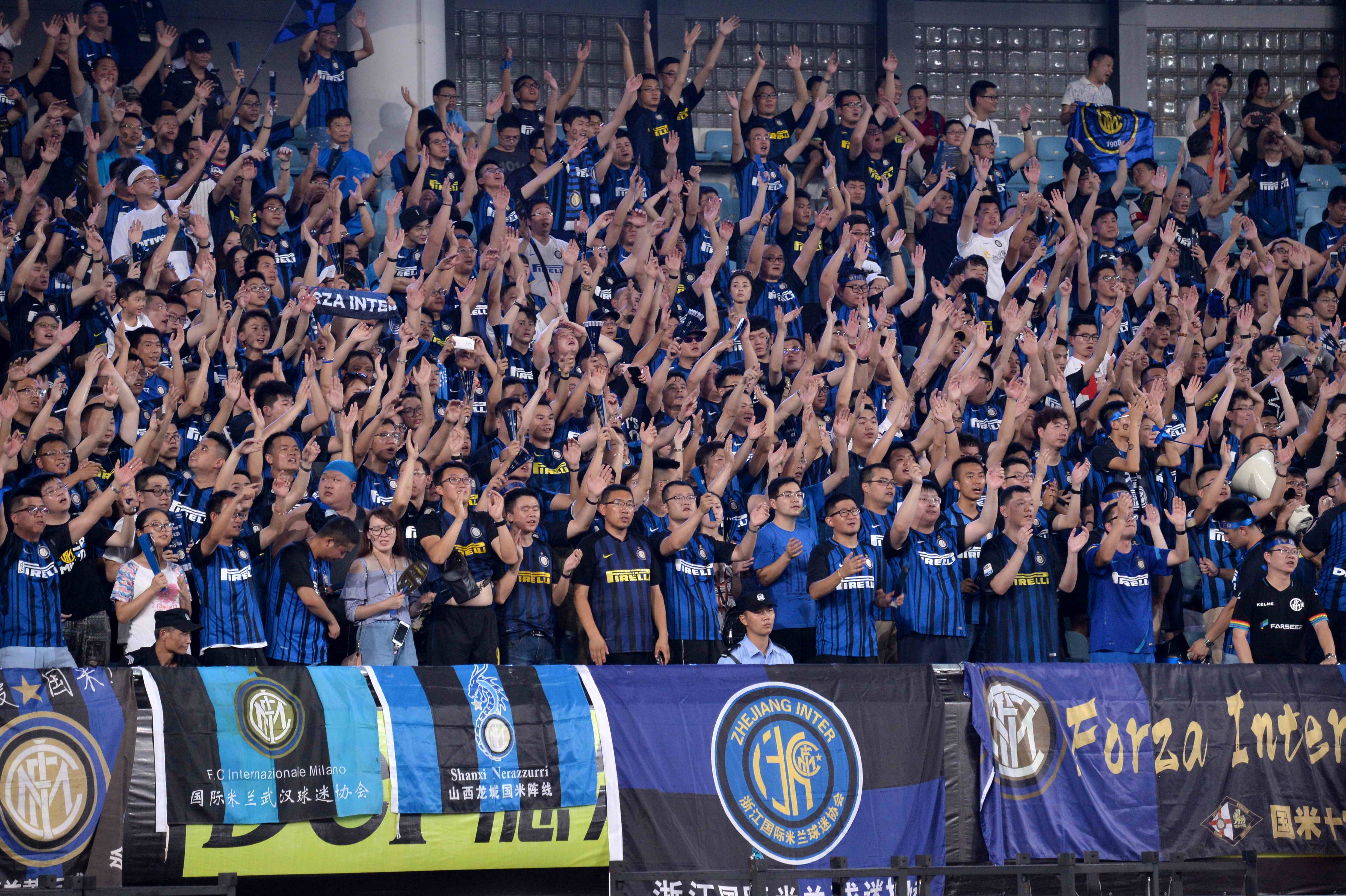 半场战报：尤文2-1卡利亚里，伊尔迪兹双响，弗拉霍维奇伤退（半场速递：尤文2-1领先卡利亚里，伊尔迪兹梅开二度，弗拉霍维奇因伤离场）