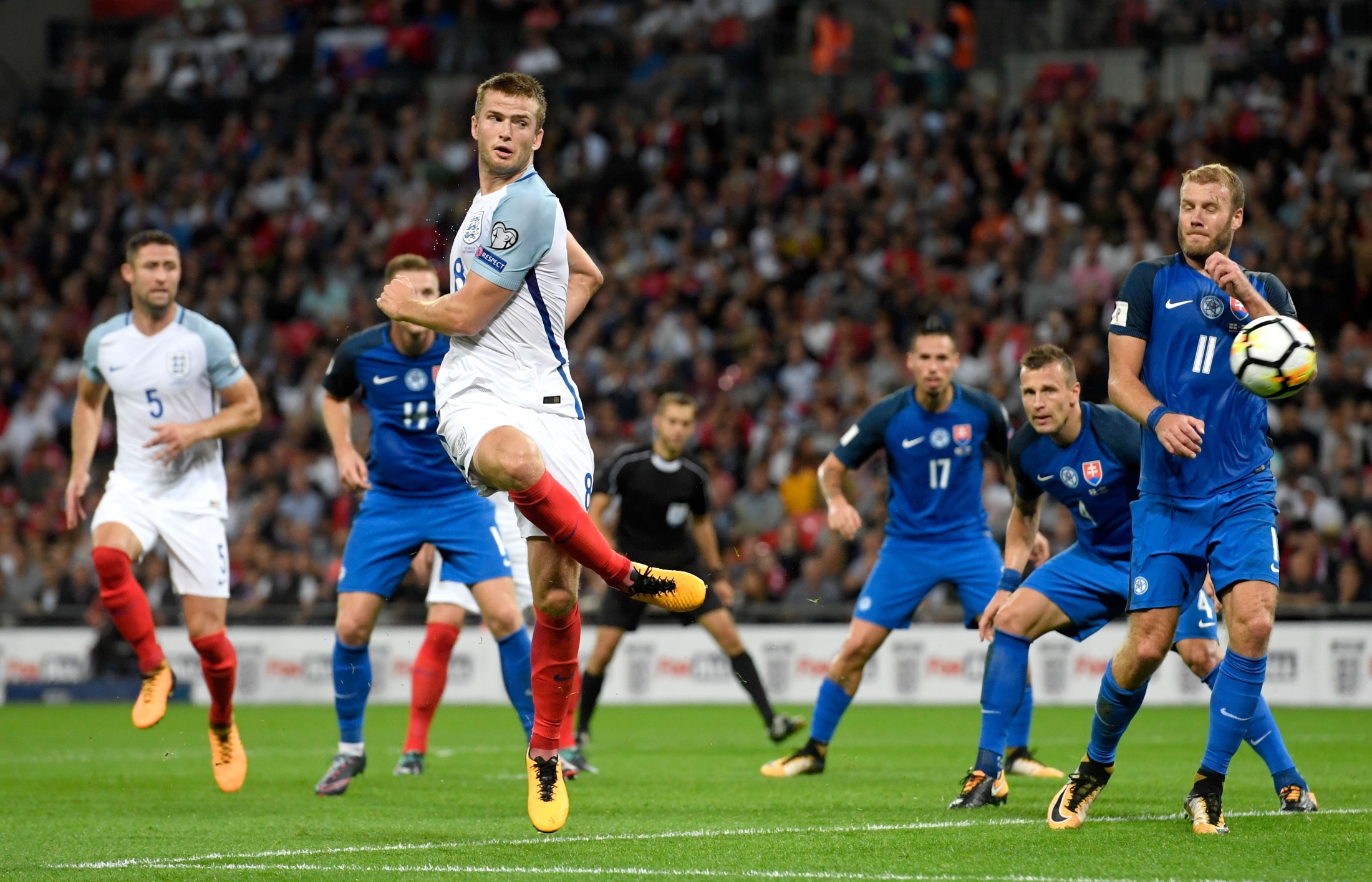 前锋关键射门锁定胜局（前锋致胜一击锁定胜利）