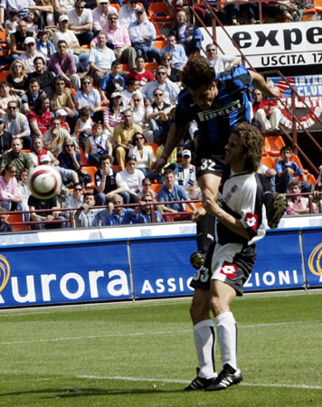 鲁媒：限制投入更需加快造血，中国职业足球生存困境并未解决（鲁媒：与其限投更当加速造血，中国职业足球仍陷生存困境）