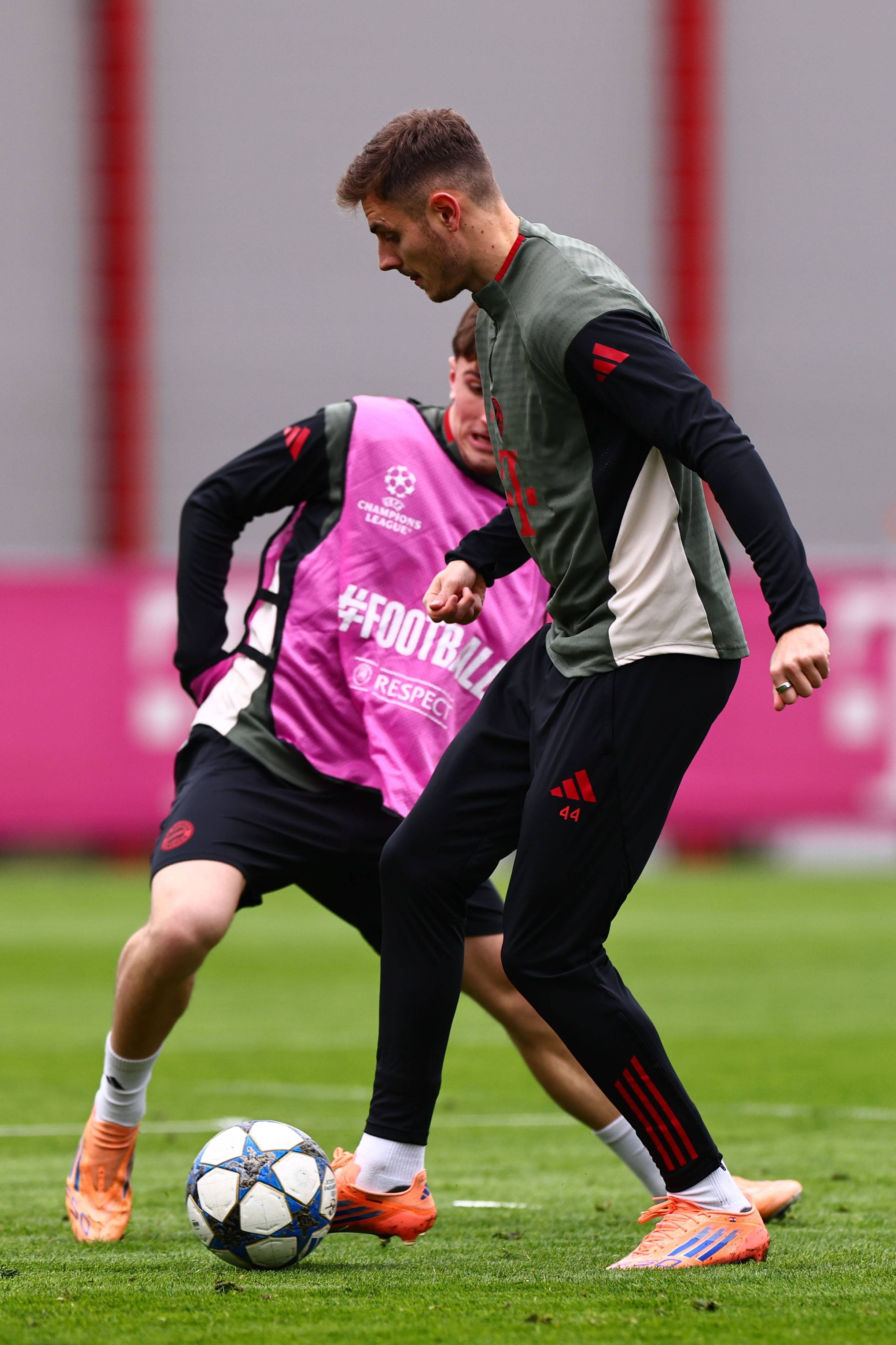 楚阿梅尼：我更喜欢踢6号位；阿隆索经常就后腰位置指导我（楚阿梅尼：更偏爱踢6号位，阿隆索常就后腰职责指点我）