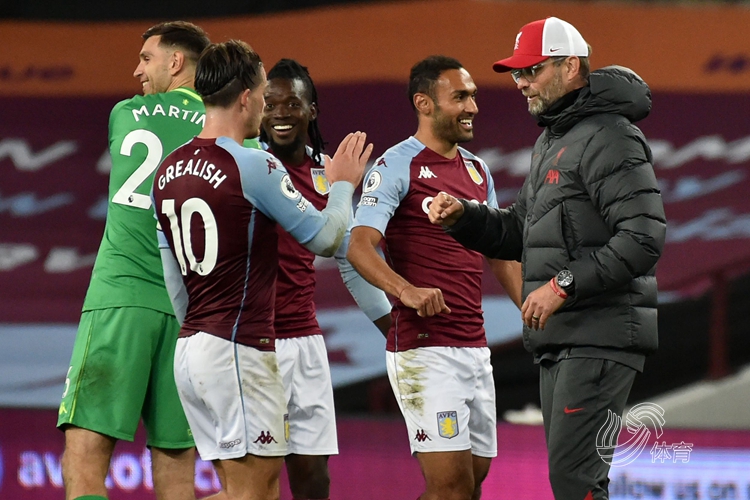 惨败国安后亚泰球员贺一然被自家球迷辱骂，他做出手势回击（惨负国安后，亚泰球员贺一然遭本队球迷辱骂，以手势回敬）