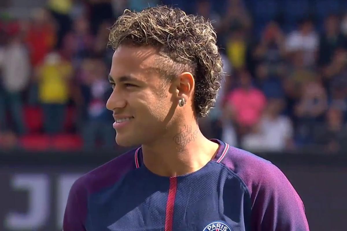 2025年球衣销量：亚马尔力压梅罗排第一；皇萨塔俱乐部前三（2025年球衣销量榜：亚马尔超越梅罗登顶，皇马巴萨塔队包揽俱乐部前三）