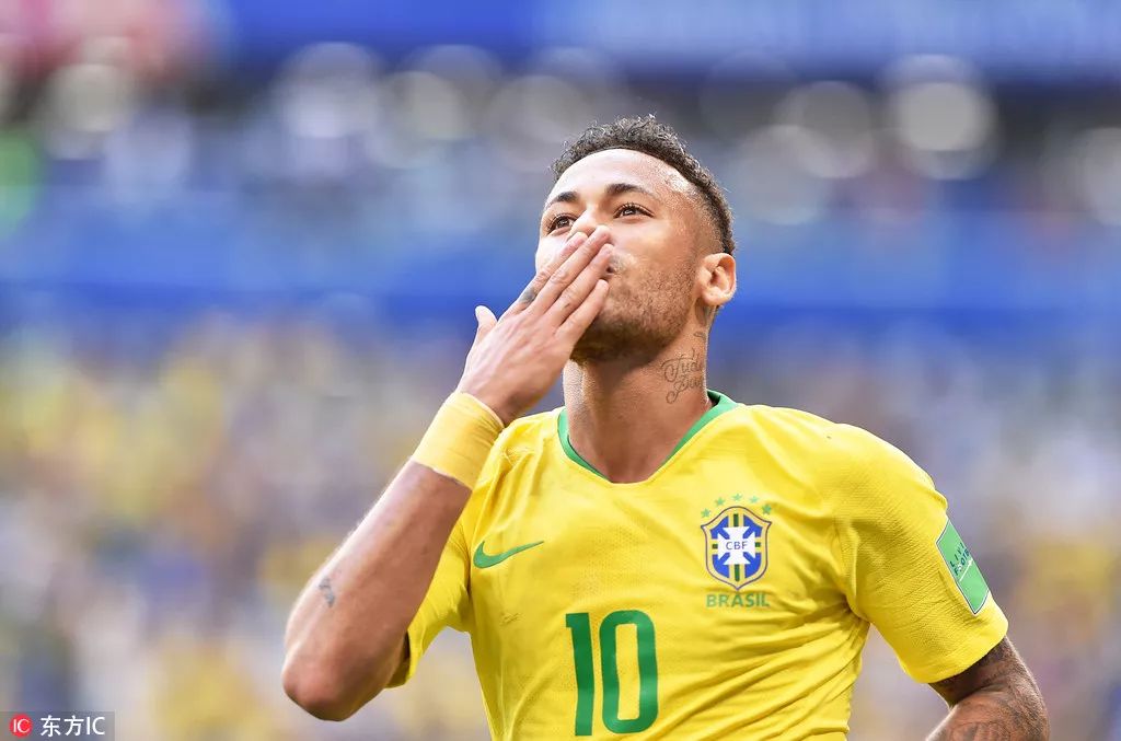 FIFA年度最佳女足阵容：邦马蒂领衔巴萨女足6人入选，鲁索在列（FIFA年度最佳女足阵容出炉：巴萨女足6人上榜，邦马蒂领衔，鲁索入选）