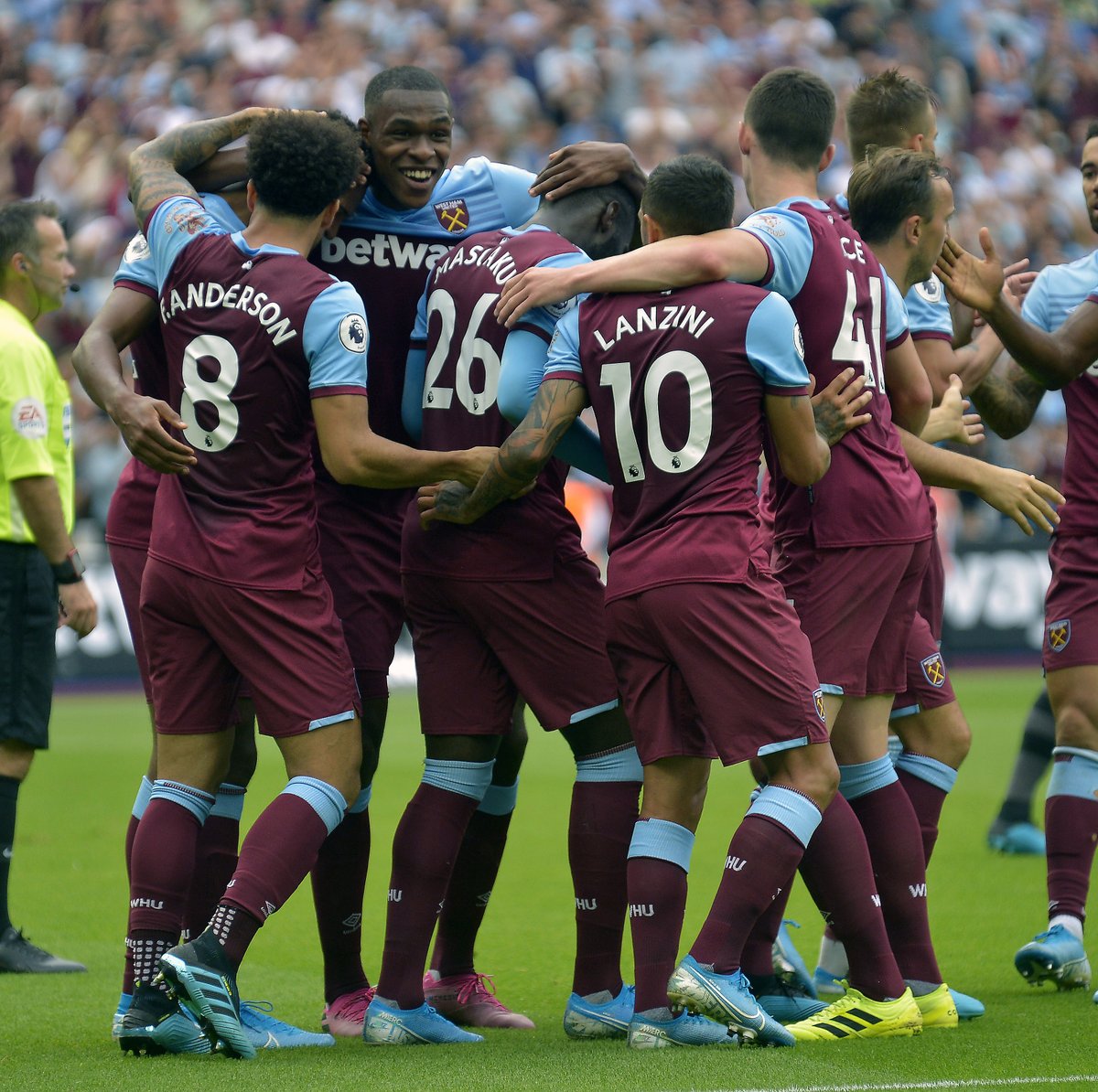 荷兰队攻势凌厉（荷兰队火力全开）